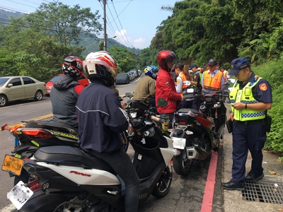 圖2警察同仁執行取締舉發勤務